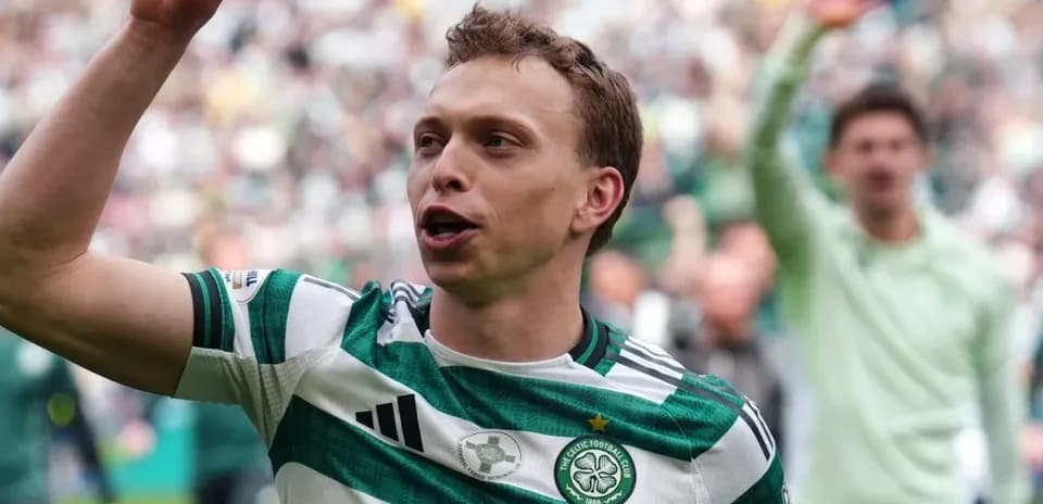 Futbolchi gol urganidan keyin muxlislarga salom beradi