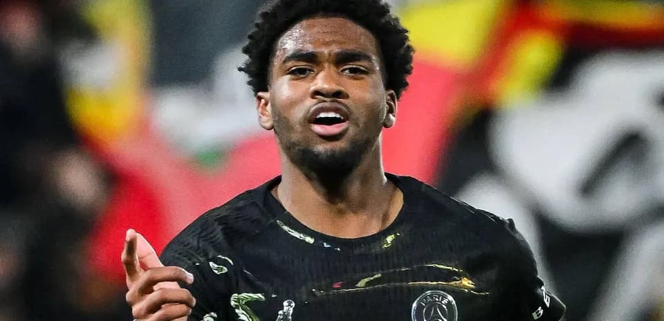 Futbolchi maydonda raqobat davomida qo'l ko'taradi