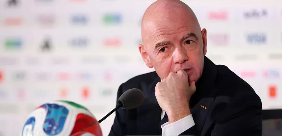 Rasmiy matbuot anjumanida futbol to'pi oldida