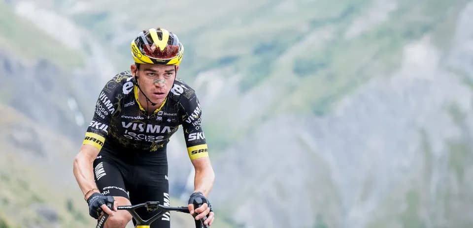 Velosipedchi tog'larda pedal bosayotgan holatda