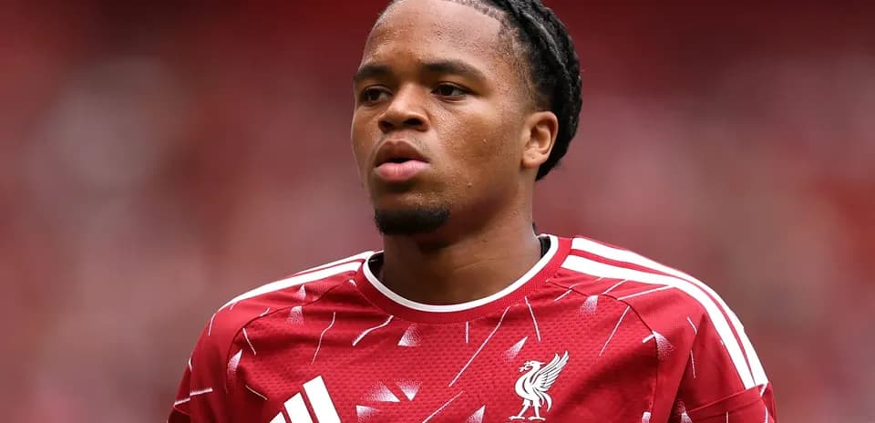 Futbolchi Liverpool formasida maydonda tayyorgarlik ko'rmoqda