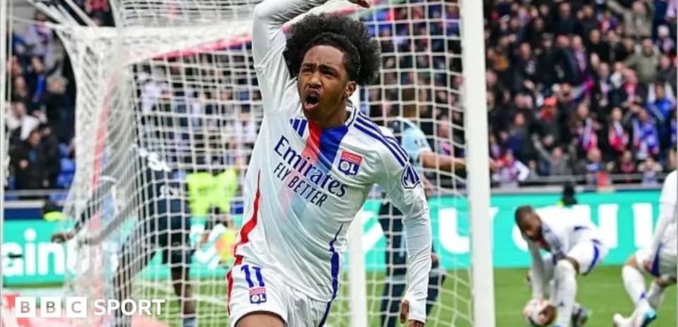 Olimpik Lyon futbolchisi gol urishidan keyin nishonlamoqda