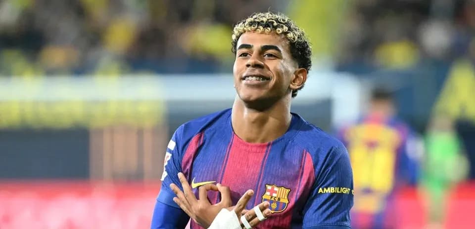 Futbolchi goli urishdan keyin quvonch ifodalayapti