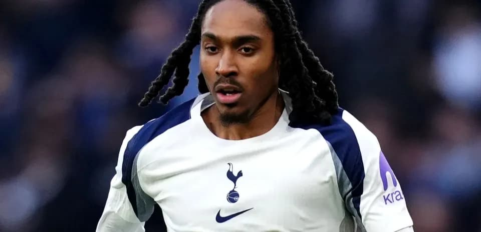 Futbolchi Tottenham formasida maydonda harakatda