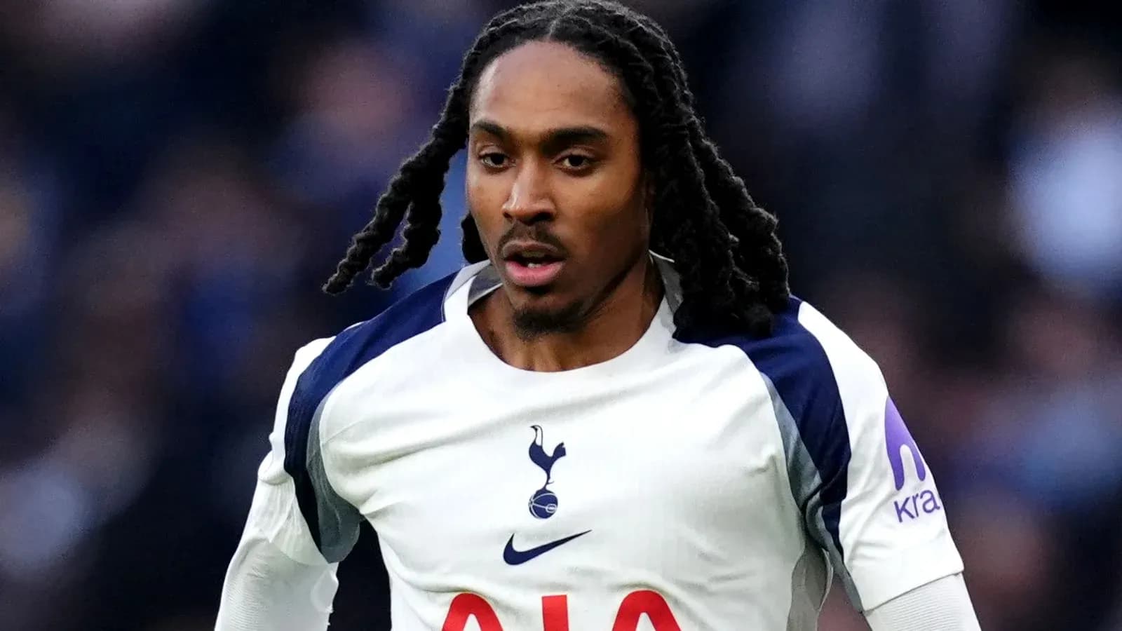 Futbolchi Tottenham formasida maydonda harakatda