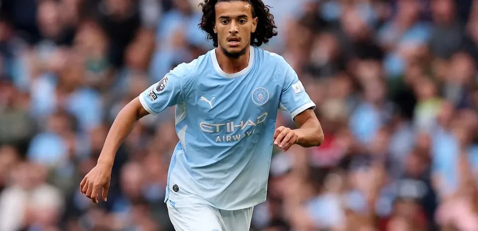 Futbolchi Manchester City formasi bilan maydonni aylanmoqda