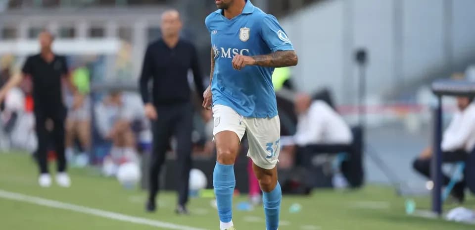 Futbolchi to'p bilan yugurmoqda, o'yin davomida