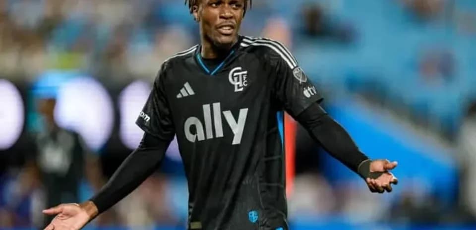 Futbolchi maydonda qo'llarini ochib gapiryapti