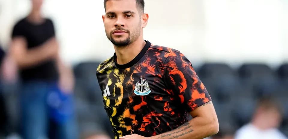 Futbolchi maydonda harakatda, Newcastle formasi kiygan
