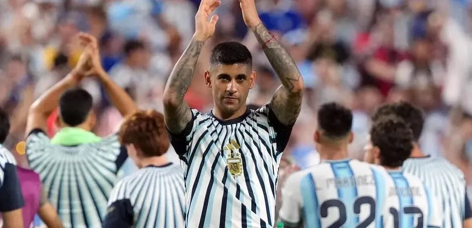 Futbolchi maydonda muxlislarni qo'l silkitmoqda