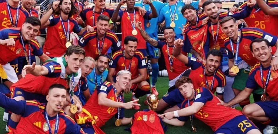 Ispaniya futbol jamoasi g'alaba nishonlayapti