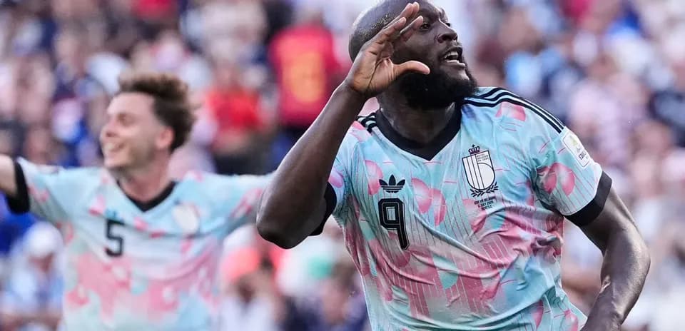 Rombolo Lukaku celebrating with teammates during match