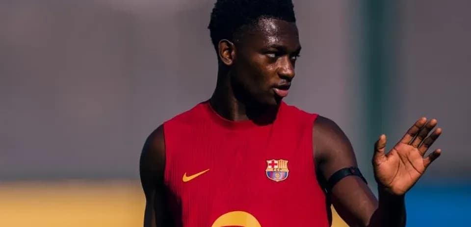 Futbolchi treningda qo'l bilan salom berayotgan