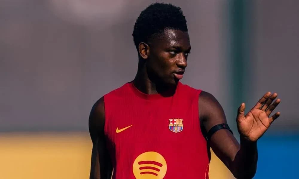 Futbolchi treningda qo'l bilan salom berayotgan