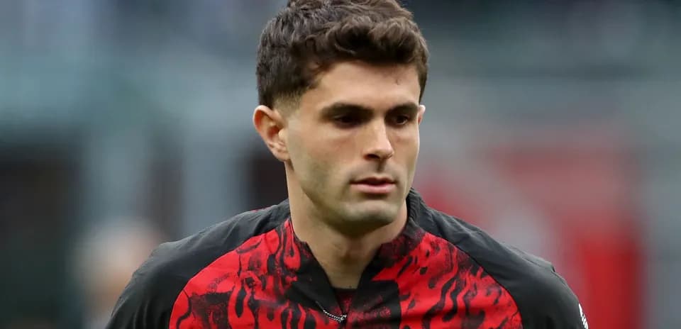 Futbolchi maydonda jamoasi formasi bilan