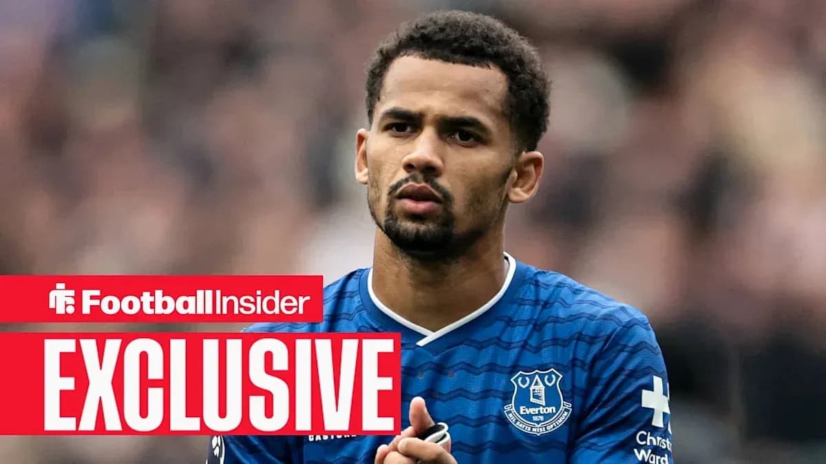 Everton player applauding fans during match