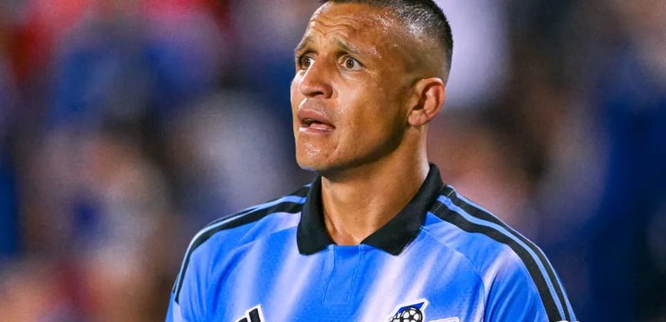 Futbol hakami o'yin davomida diqqat bilan qaramoqda