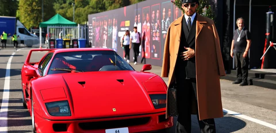 Haydovchi qizil Ferrari oldida turibdi