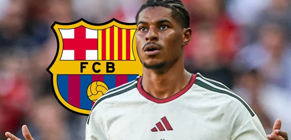 Futbolchi Barcelona logosi oldida to'p o'ynayotgan