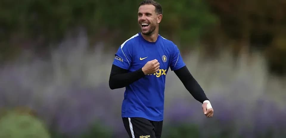 Futbolchi mashg'ulotda kulgili holatda