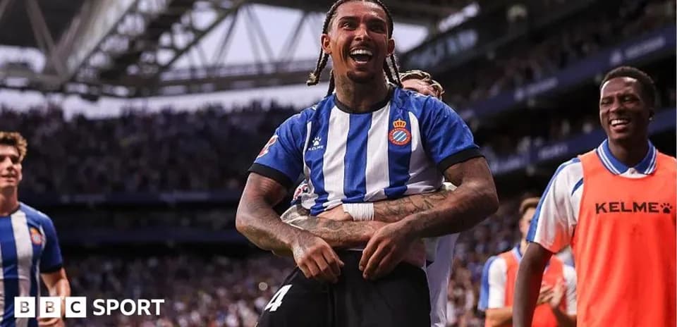Futbolchi gollarni nishonlagan jarayonda