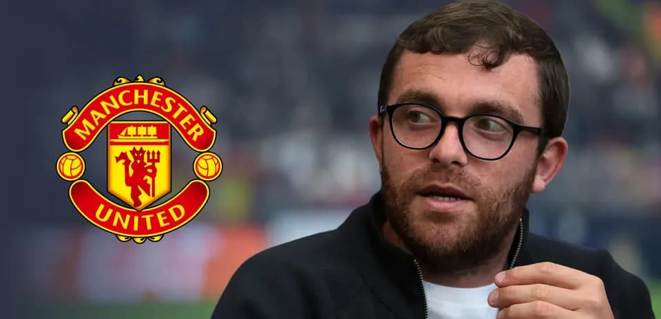 Kishi bilan Manchester United logosi fonida intervyu