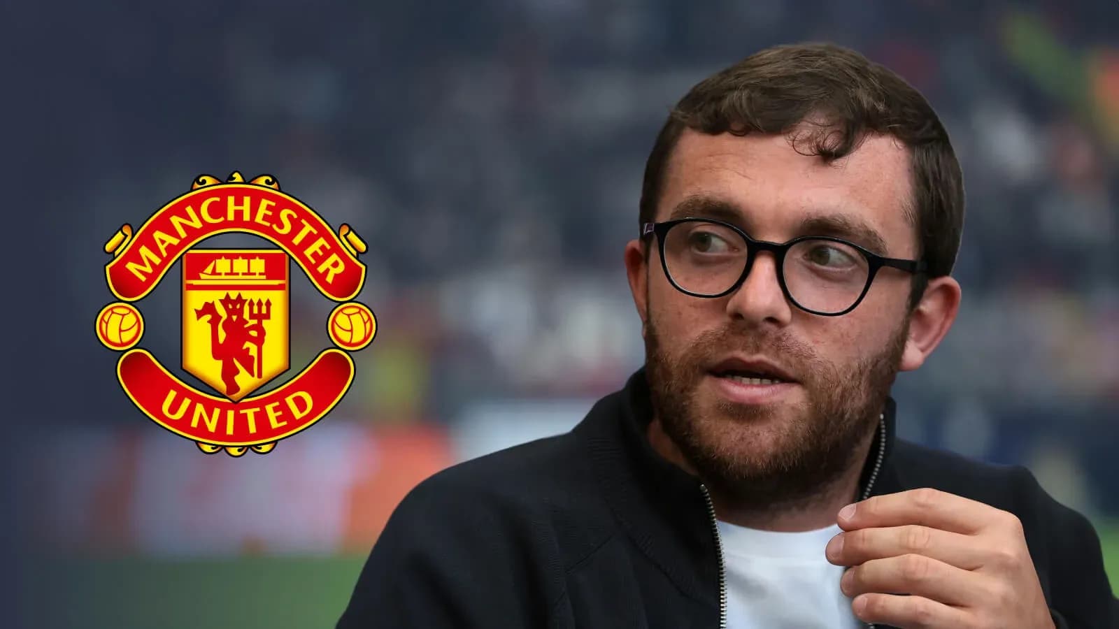 Kishi bilan Manchester United logosi fonida intervyu