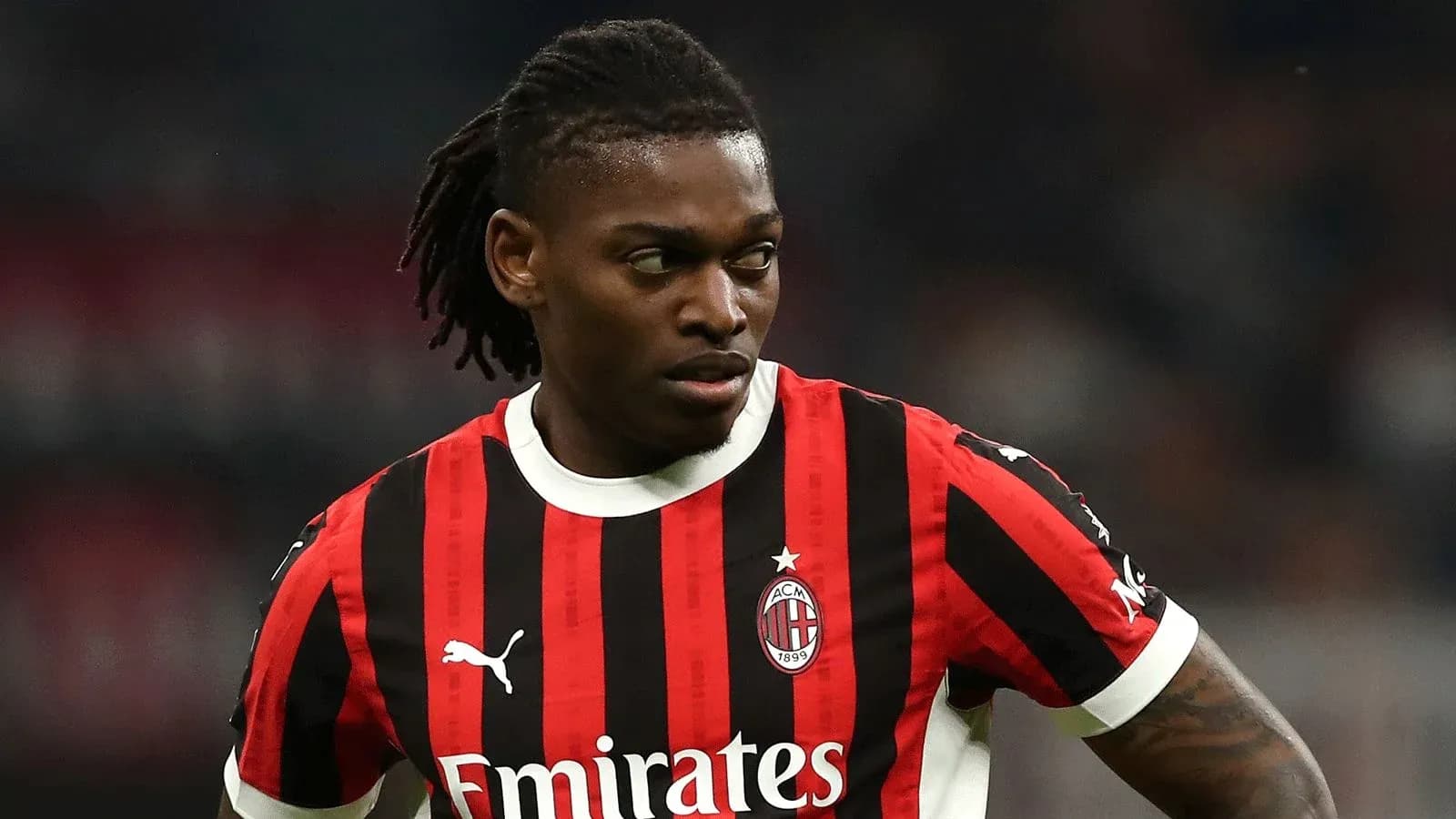 Futbolchi AC Milan formasida maydonda turibdi