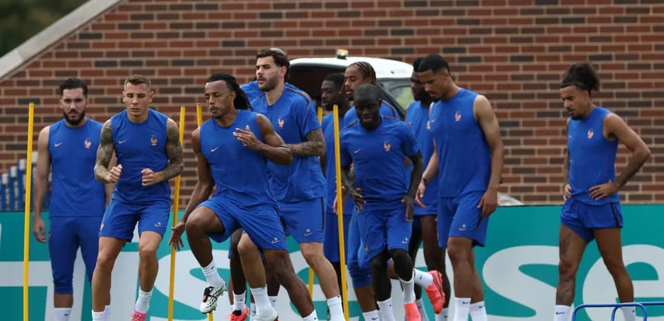 Fransiya futbolchilarining mashg'ulotda yugurishi