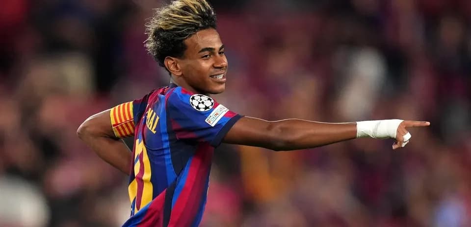 Futbolchi gol urishdan keyin xursand bo'lmoqda