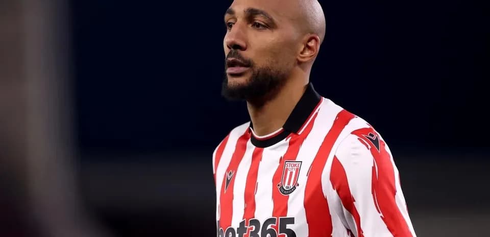 Futbolchi Stoke City formasida maydonda turibdi