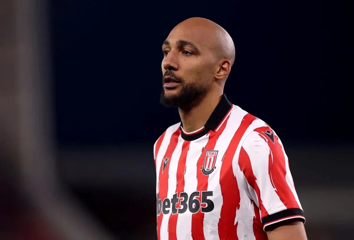 Futbolchi Stoke City formasida maydonda turibdi