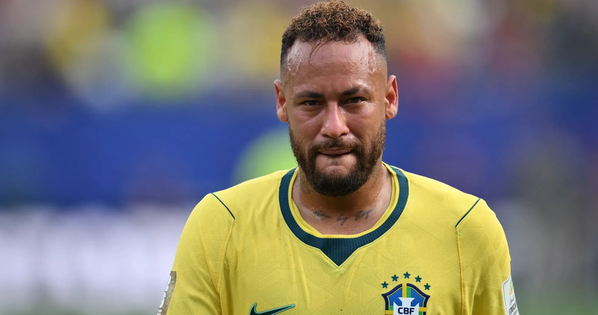 Futbolchi Neymar o'yin maydonida yurgan paytda