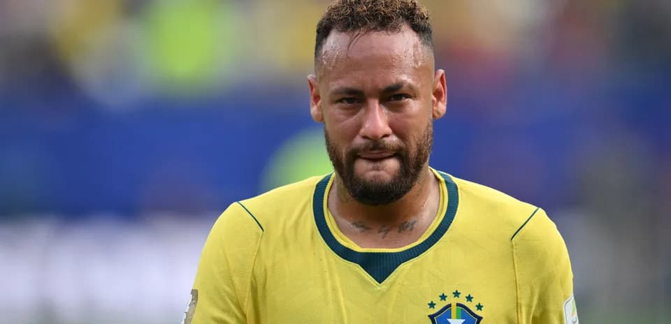 Futbolchi Neymar o'yin maydonida yurgan paytda
