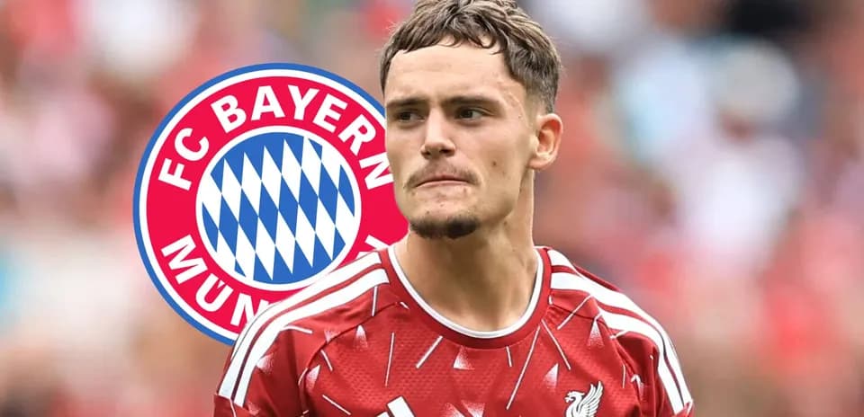 Futbolchi Liverpool forma kiyib turibdi