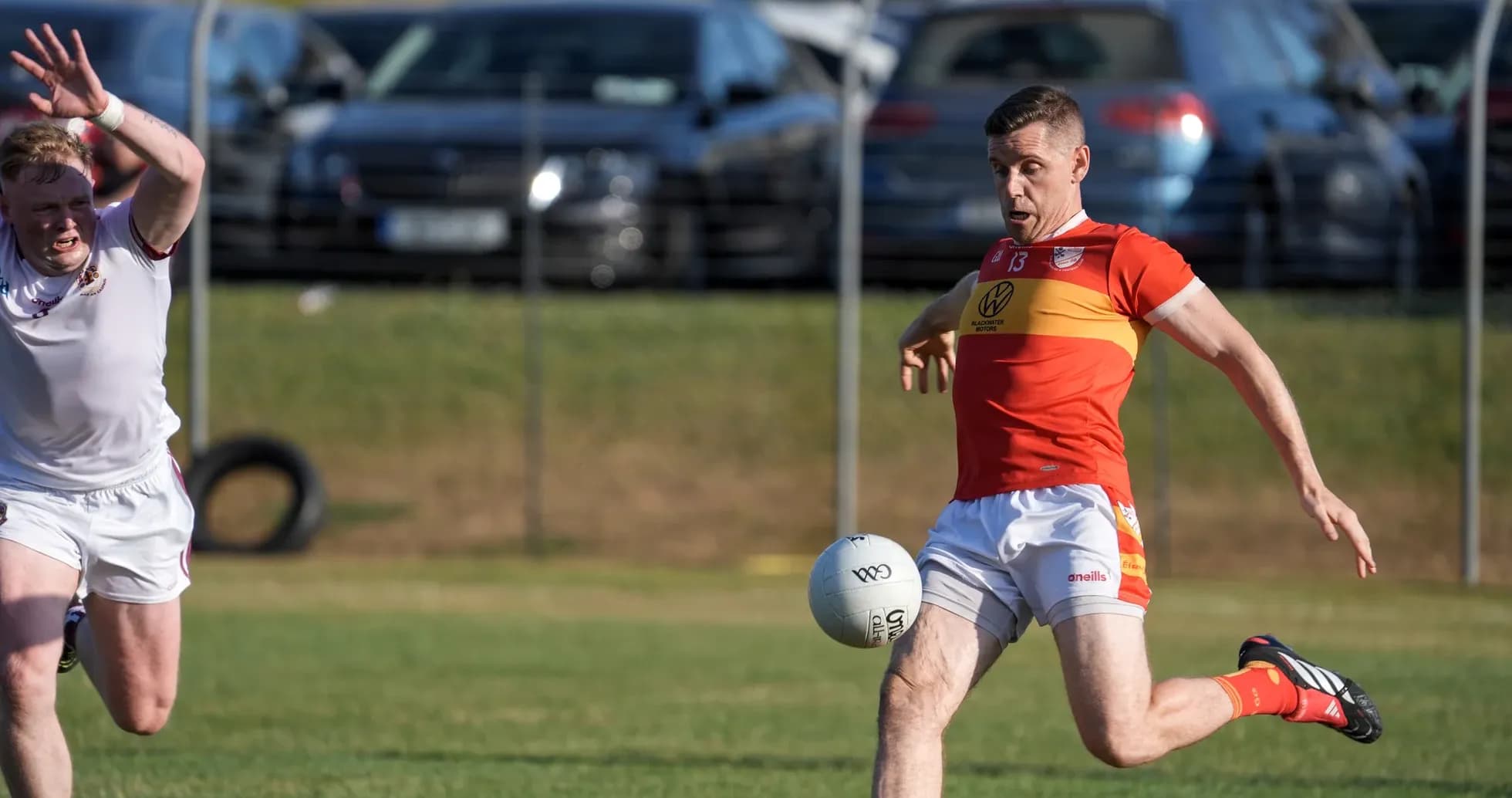 O'yinchi to'pni zarba berayotgan paytda