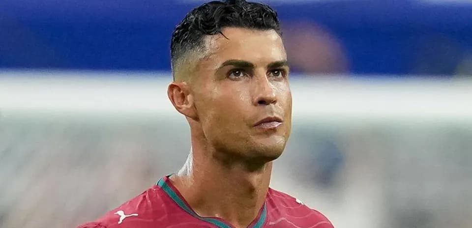 Futbolchi maydonda raqobatga tayyor holatda