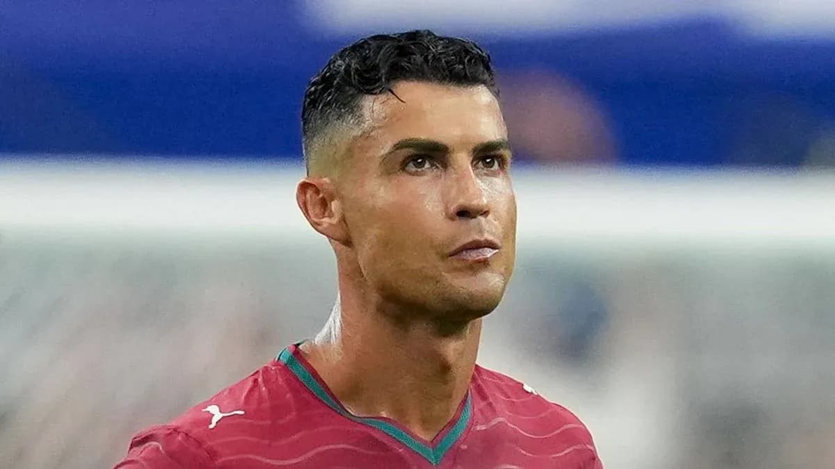 Futbolchi maydonda raqobatga tayyor holatda