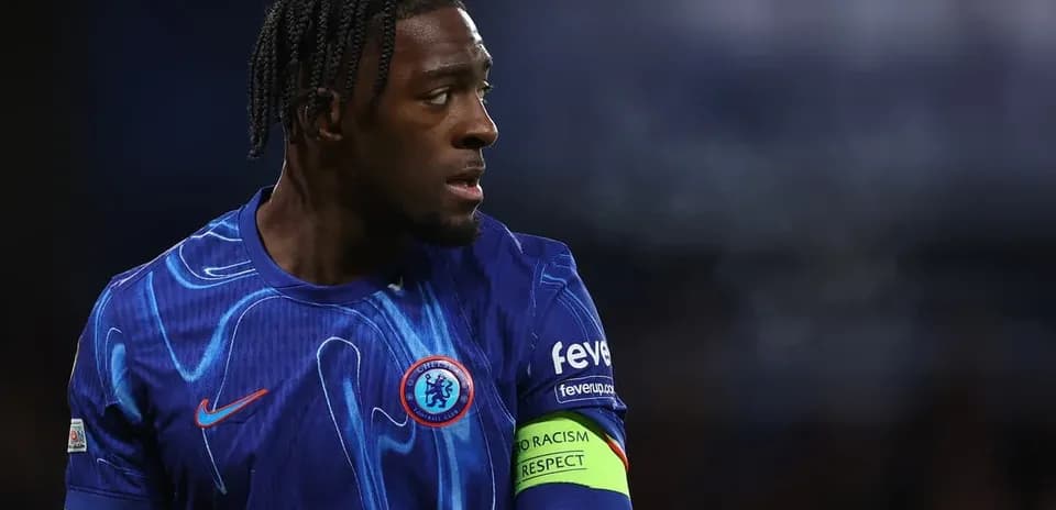 Futbolchi Chelsea formasi bilan maydonda