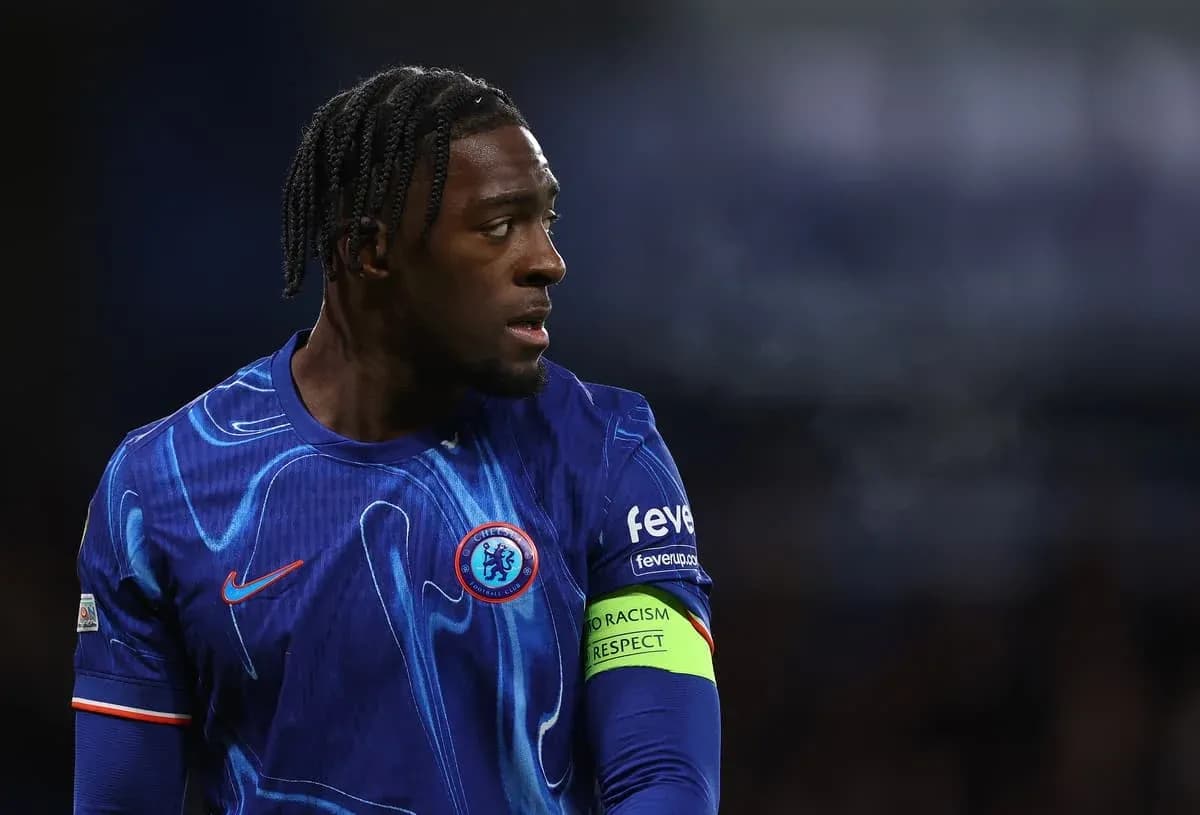 Futbolchi Chelsea formasi bilan maydonda