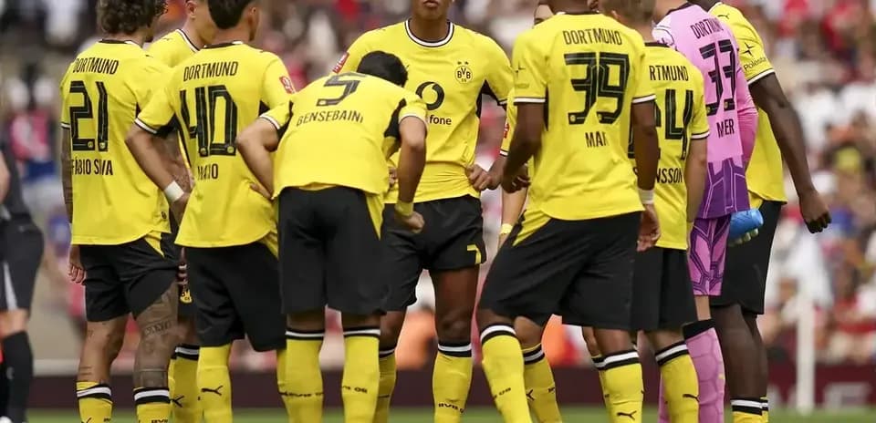 Borussia Dortmund players huddled during match strategy