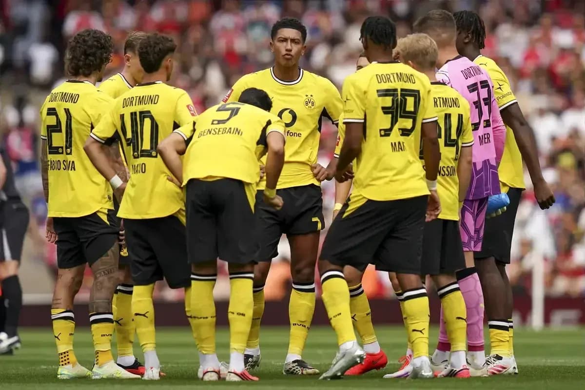 Borussia Dortmund players huddled during match strategy