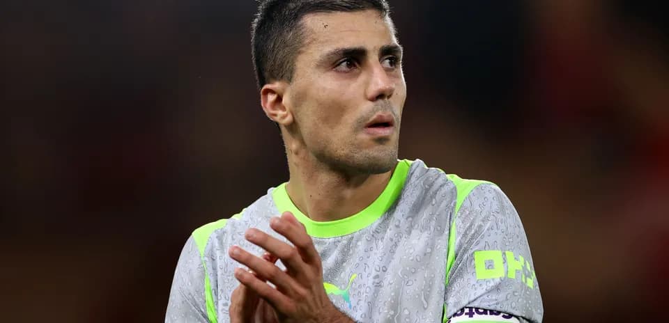 Futbolchi qo'lini qarsaklayotgan maydonda