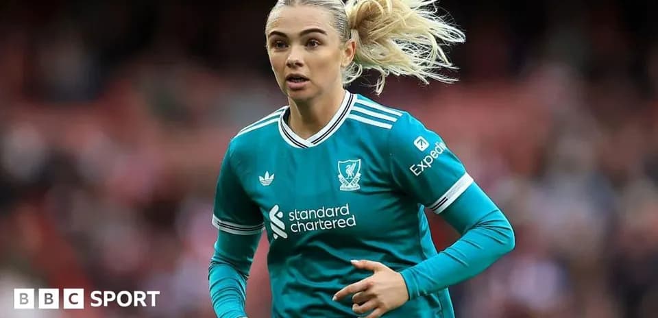 Futbolchi maydonda harakatda, Liverpool formasi kiygan