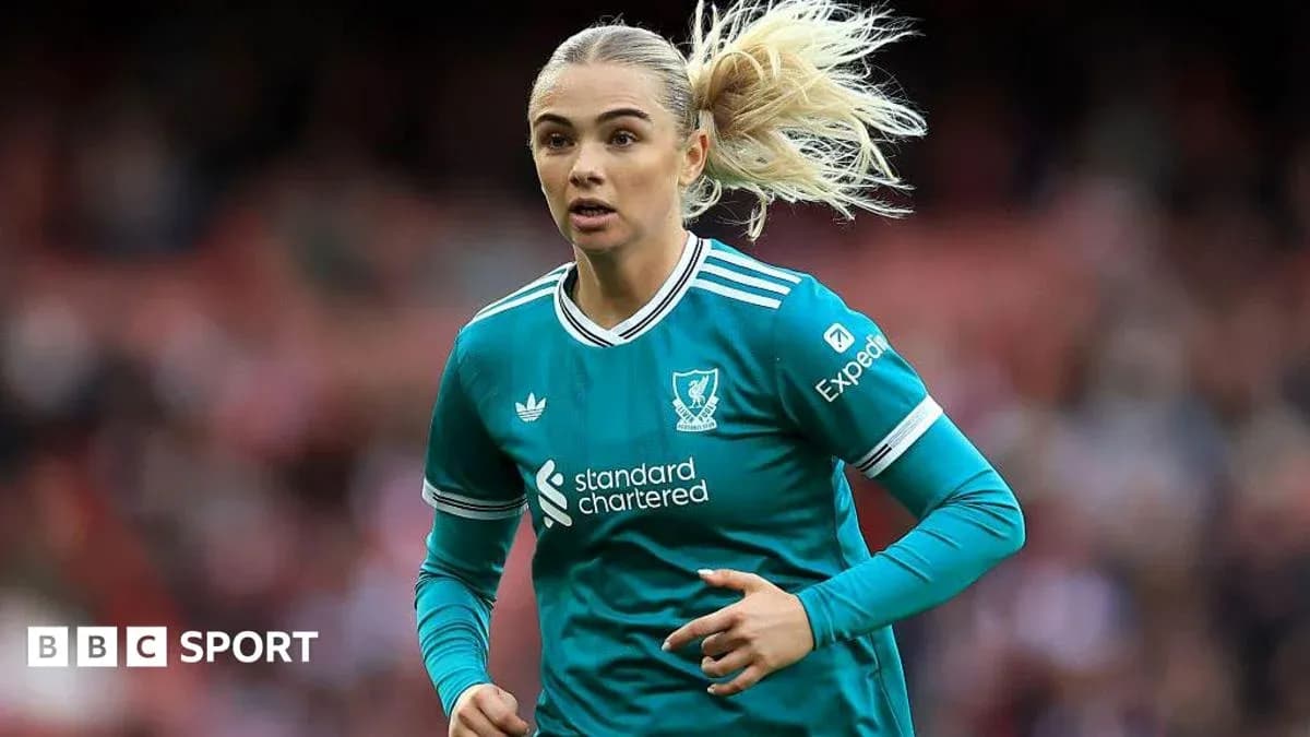 Futbolchi maydonda harakatda, Liverpool formasi kiygan
