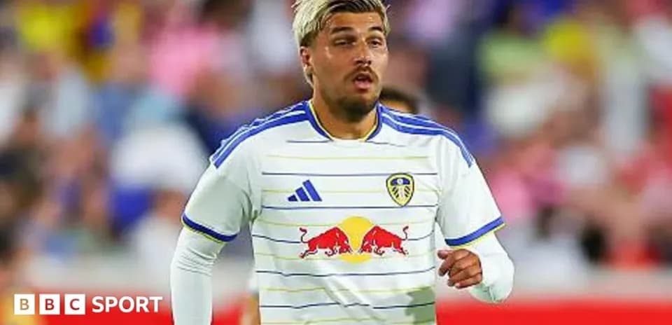 Futbolchi Leeds United formasida maydonda harakatda