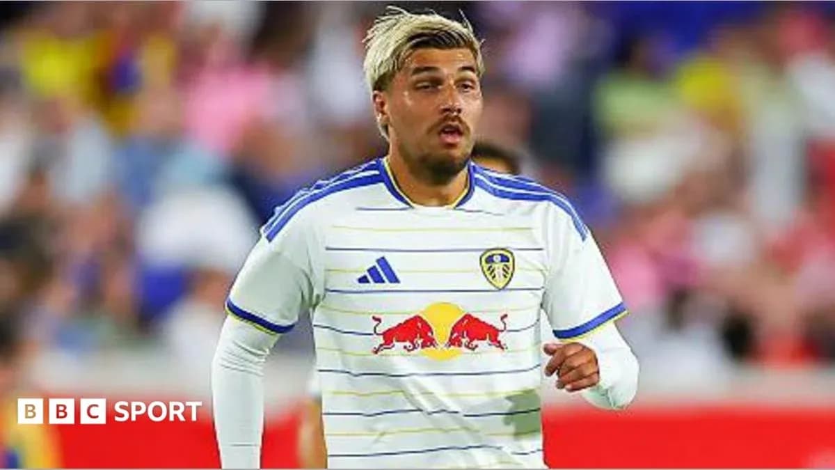 Futbolchi Leeds United formasida maydonda harakatda