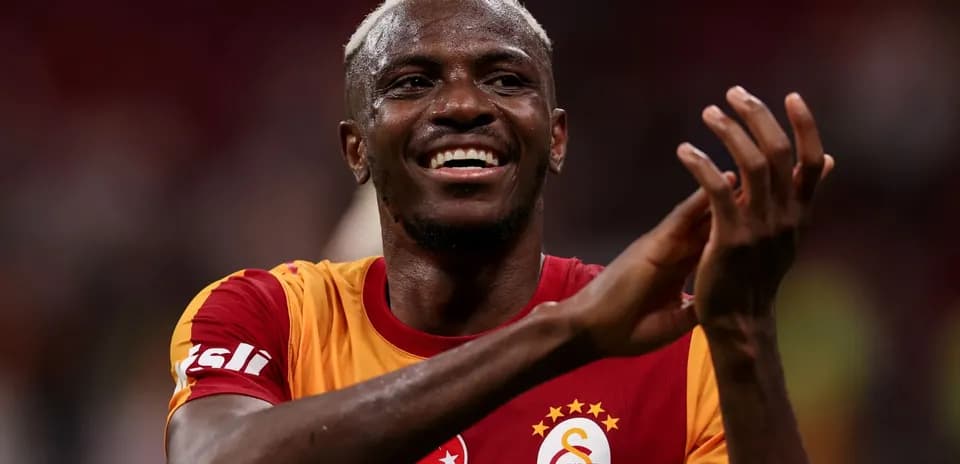 Futbolchi o'yin tugagandan keyin qo'lini ko'taradi