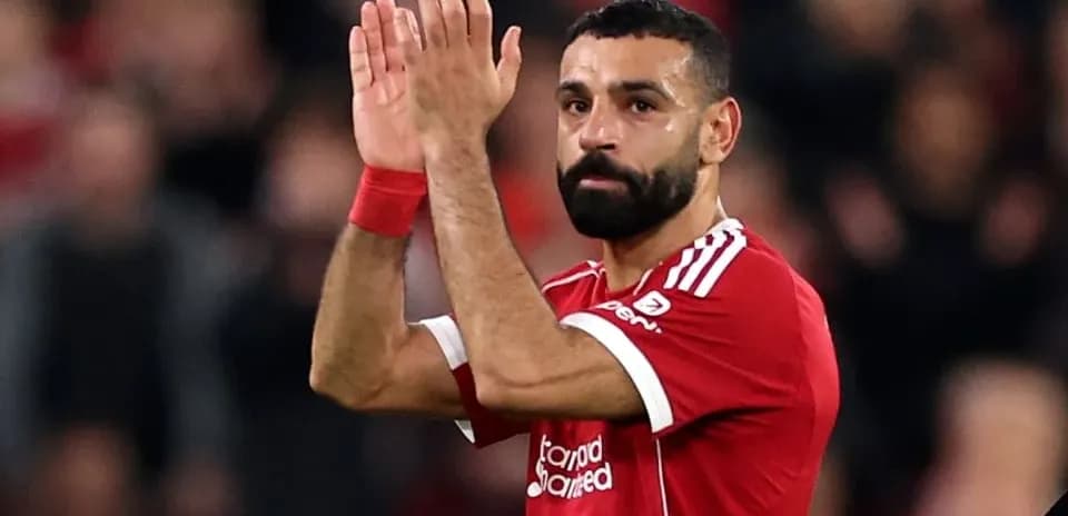 Futbolchi olomonlar oldida qo'l silkitmoqda