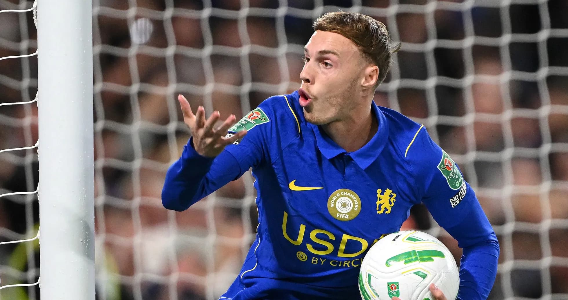 Futbolchi to'pni ushlab, jamoaga buyruq bermoqda